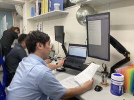 事務所での現場報告書作成